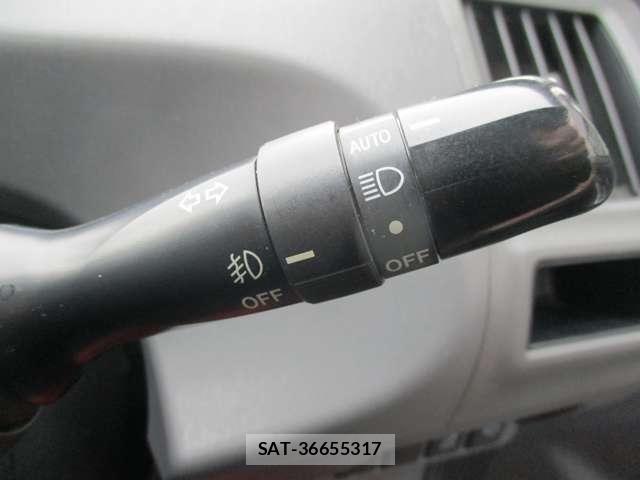 Toyota PRIUS ALPHA 2011-12 8037786-17