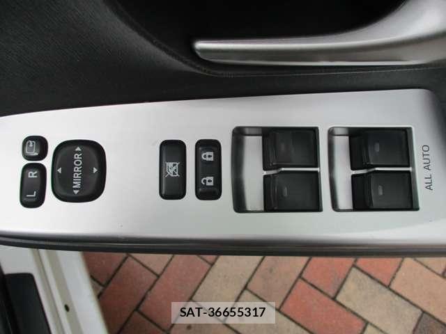 Toyota PRIUS ALPHA 2011-12 8037786-25