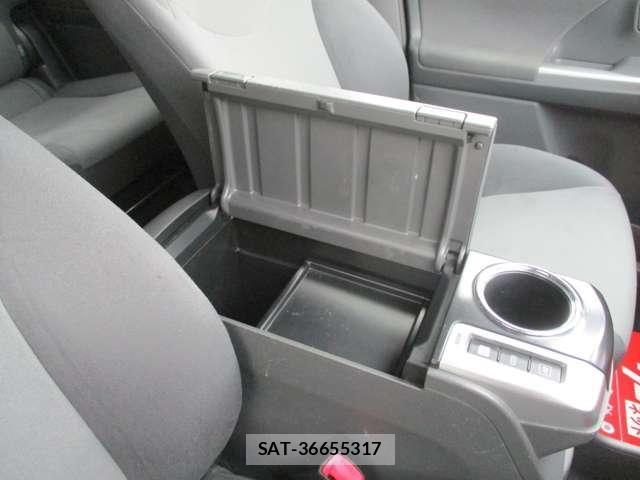 Toyota PRIUS ALPHA 2011-12 8037786-28