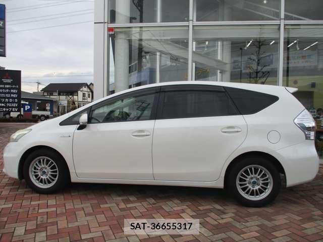 Toyota PRIUS ALPHA 2011-12 8037786-2