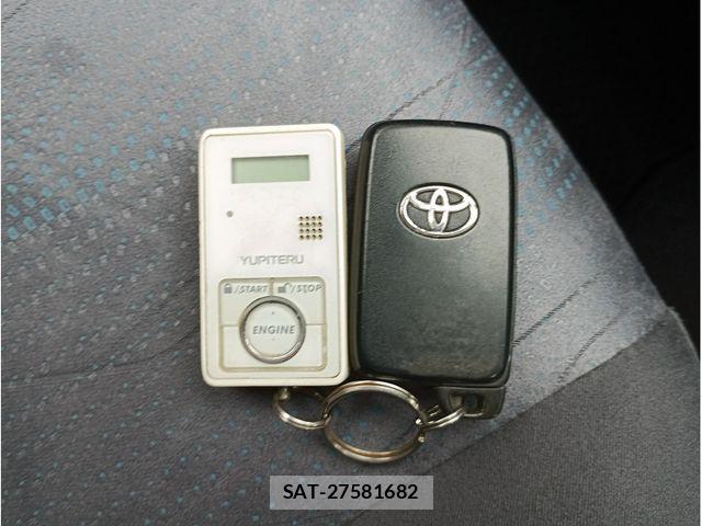 Toyota PRIUS ALPHA 2011-06 8037782-17