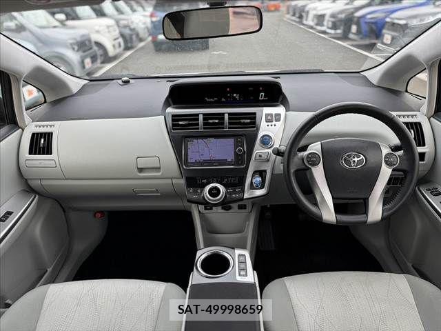 Toyota PRIUS ALPHA 2014-06 8101365-1