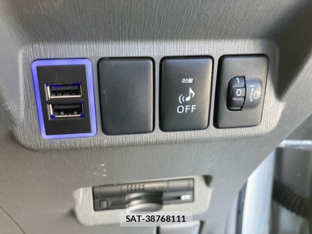 Toyota PRIUS ALPHA 2012-08 8101396-12
