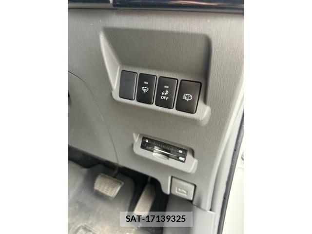 Toyota PRIUS ALPHA 2013-07 8101388-9