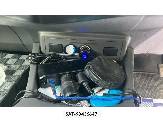 Toyota PRIUS ALPHA 2014-03 8131989-26