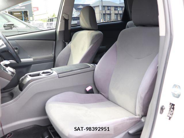 Toyota PRIUS ALPHA 2013-01 8131980-27