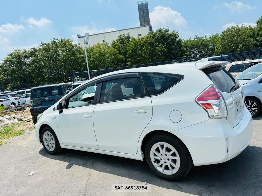 Toyota PRIUS ALPHA 2015-11 8111252-1