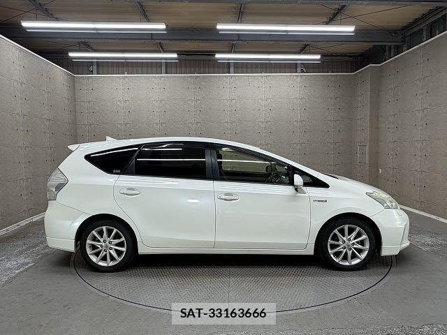 Toyota PRIUS ALPHA 2012-01 8209689-5