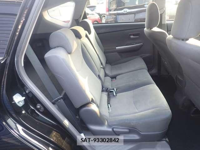 Toyota PRIUS ALPHA 2012-10 8209688-9