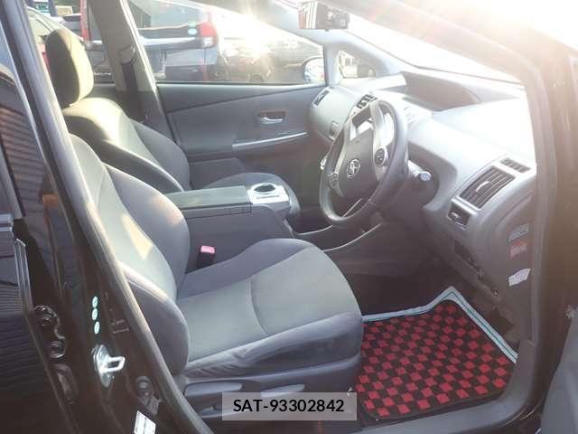 Toyota PRIUS ALPHA 2012-10 8209688-6