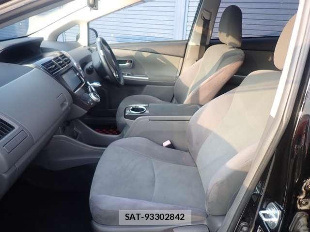 Toyota PRIUS ALPHA 2012-10 8209688-7