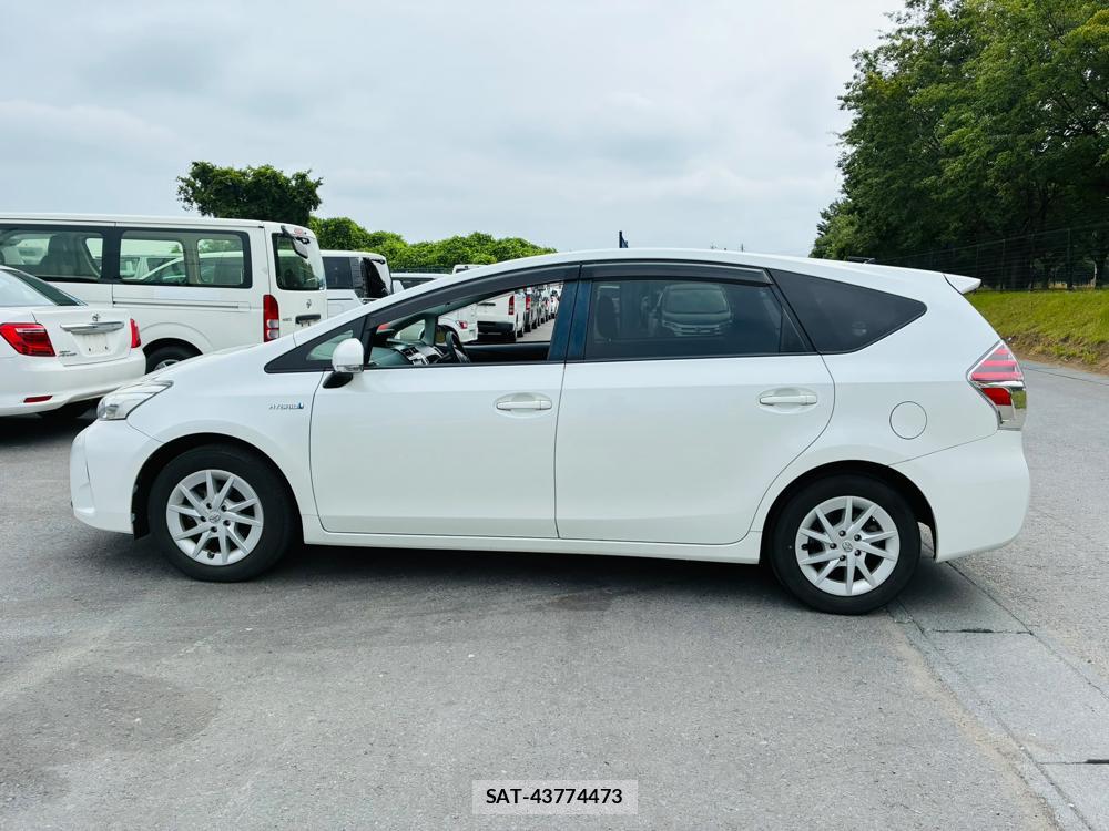 Toyota PRIUS ALPHA 2015-11 8111256-1