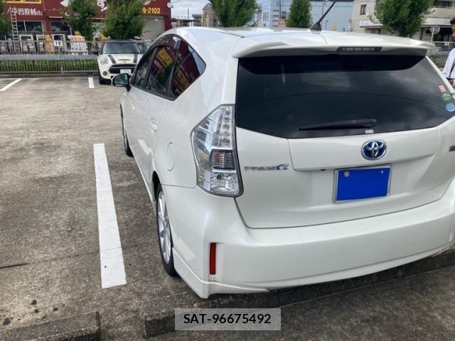 Toyota PRIUS ALPHA 2012-12 8368236-2