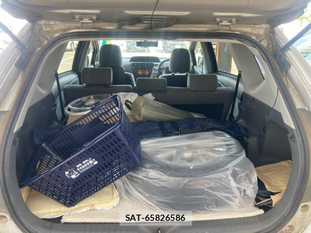 Toyota PRIUS ALPHA 2012-11 8368239-11