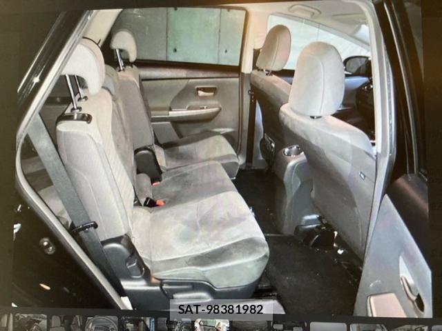 Toyota PRIUS ALPHA 2013-12 8368233-13