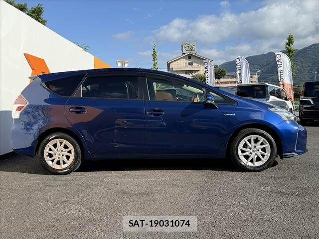 Toyota PRIUS ALPHA 2017-10 8368228-11