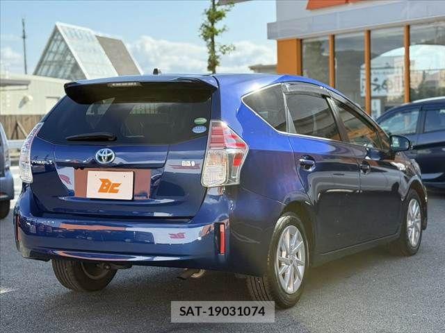 Toyota PRIUS ALPHA 2017-10 8368228-12