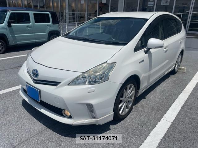 Toyota PRIUS ALPHA 2012-11 8372083-1