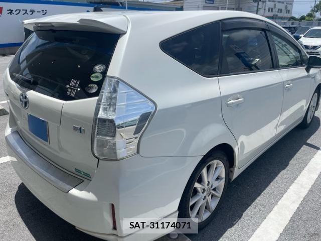 Toyota PRIUS ALPHA 2012-11 8372083-5