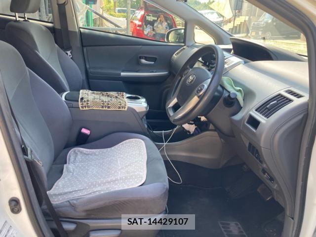 Toyota PRIUS ALPHA 2012-11 8372084-16
