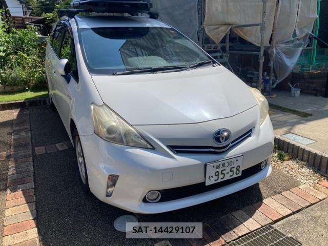 Toyota PRIUS ALPHA 2012-11 8372084-1