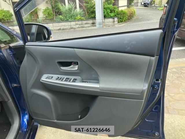Toyota PRIUS ALPHA 2013-10 8563279-13