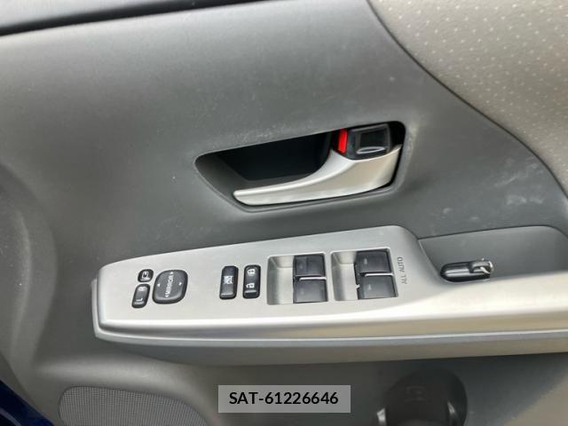 Toyota PRIUS ALPHA 2013-10 8563279-14