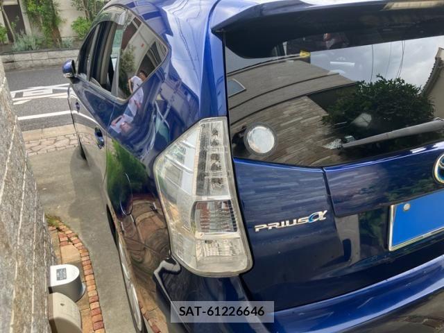 Toyota PRIUS ALPHA 2013-10 8563279-1