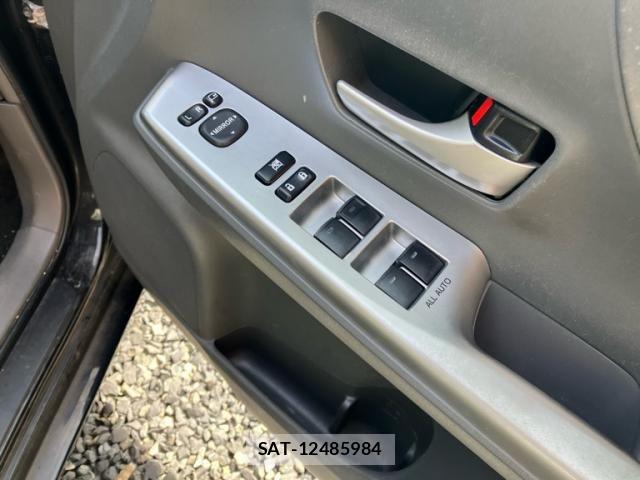 Toyota PRIUS ALPHA 2011-12 8563290-15
