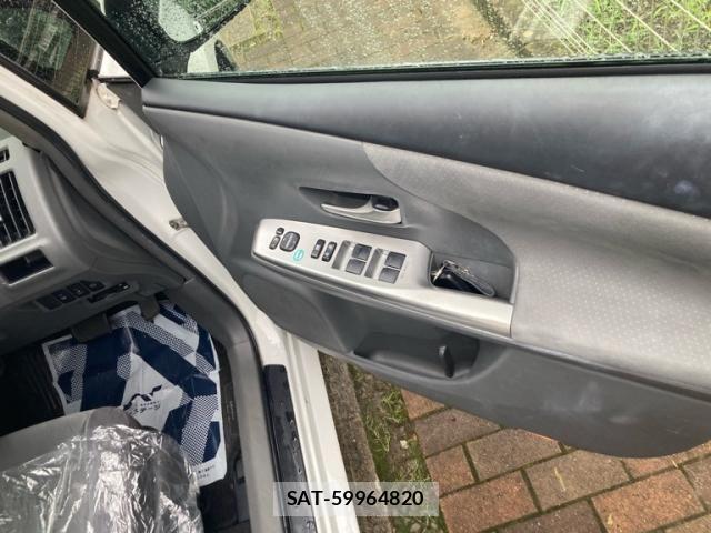 Toyota PRIUS ALPHA 2011-06 8661138-15
