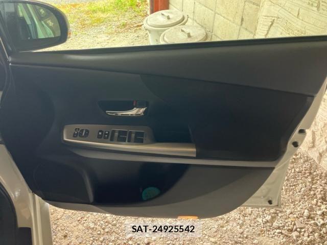 Toyota PRIUS ALPHA 2016-01 8831196-13