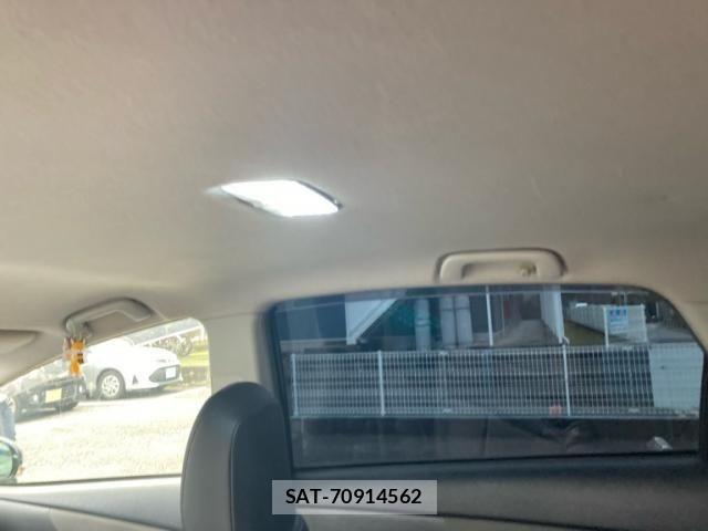 Toyota PRIUS ALPHA 2011-12 8831205-11