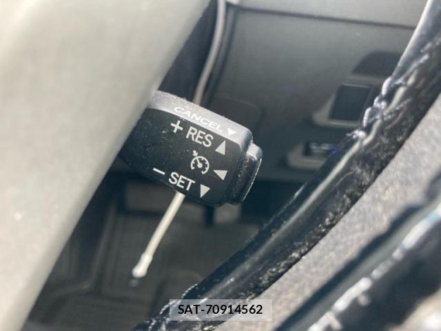 Toyota PRIUS ALPHA 2011-12 8831205-17