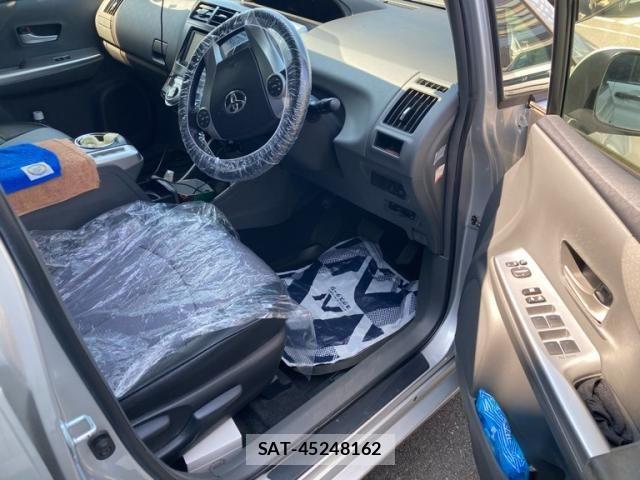Toyota PRIUS ALPHA 2012-01 8881706-9