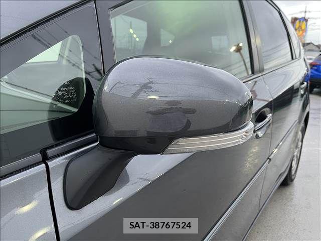 Toyota PRIUS ALPHA 2012-04 8881691-11