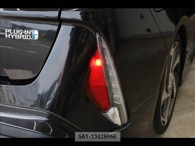 Toyota PRIUS PHV 2017-08 1314840-4