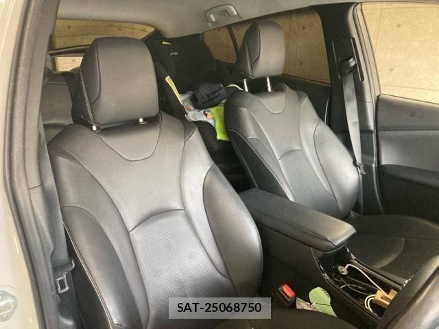 Toyota PRIUS PHV 2021-08 2084848-14