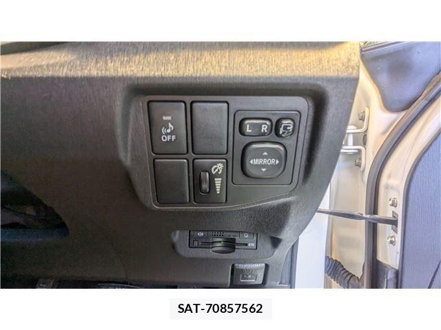Toyota PRIUS PHV 2012-03 4757151-19