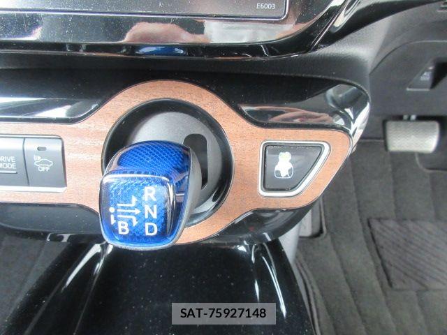 Toyota PRIUS PHV 2017-09 6752966-15