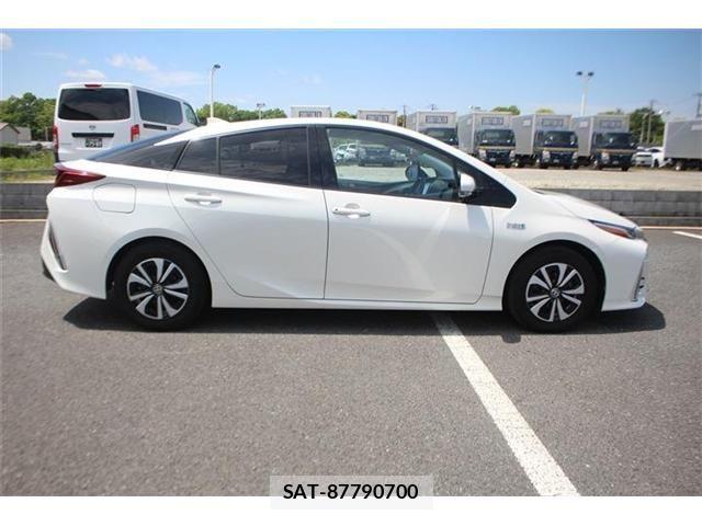 Toyota PRIUS PHV 2018-01 6791417-8