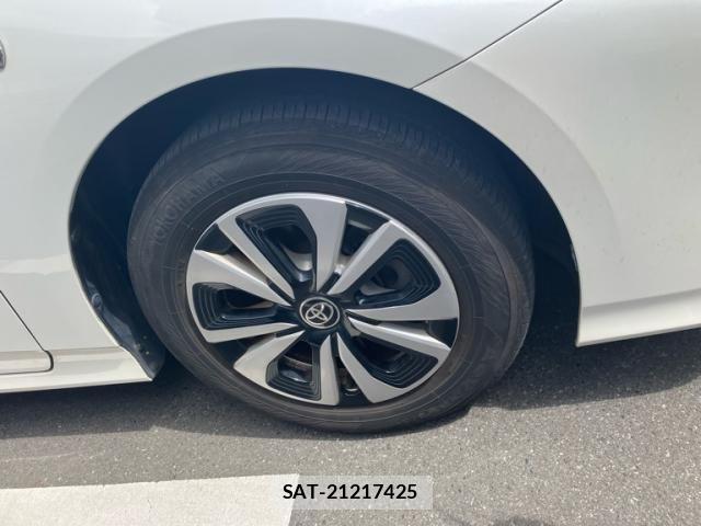 Toyota PRIUS PHV 2017-09 6911578-13