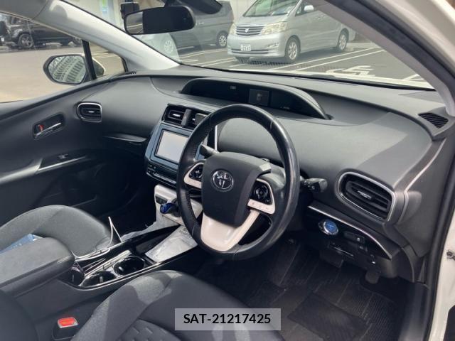 Toyota PRIUS PHV 2017-09 6911578-15