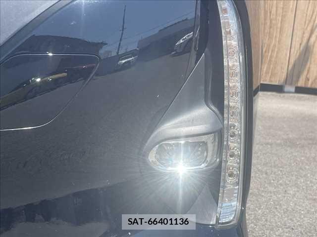 Toyota PRIUS PHV 2017-06 6911571-24