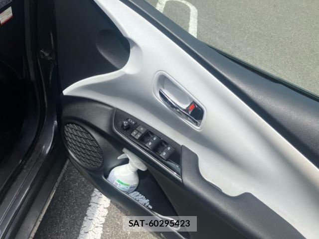 Toyota PRIUS PHV 2017-06 6997490-10