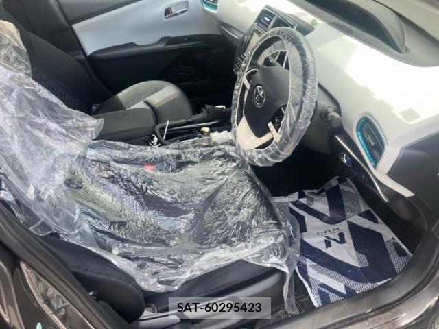 Toyota PRIUS PHV 2017-06 6997490-14