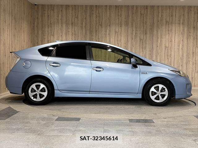 Toyota PRIUS PHV 2012-02 7060341-17