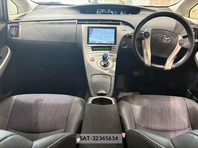Toyota PRIUS PHV 2012-02 7060341-2