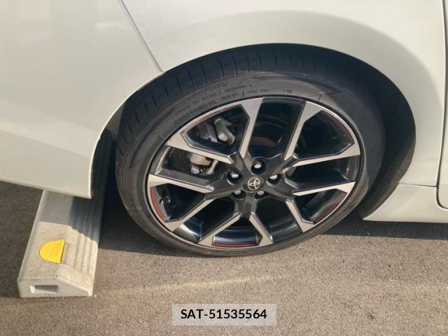 Toyota PRIUS PHV 2018-04 7329571-10