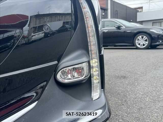 Toyota PRIUS PHV 2019-06 7329568-12