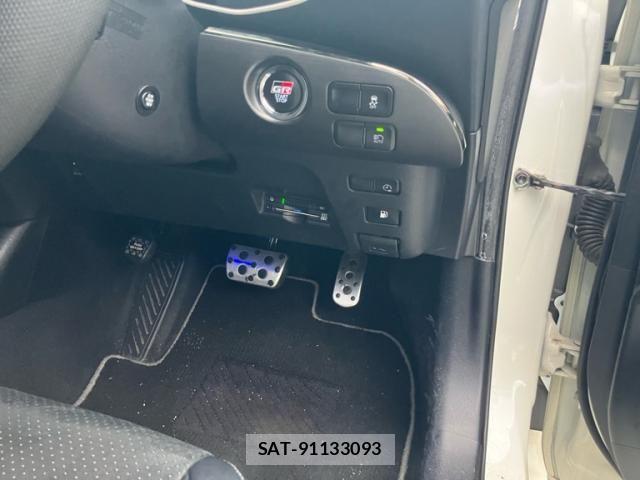 Toyota PRIUS PHV 2018-02 7963358-16